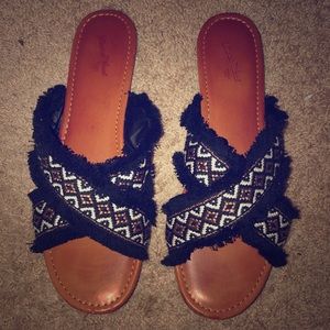 Universal thread sandals
